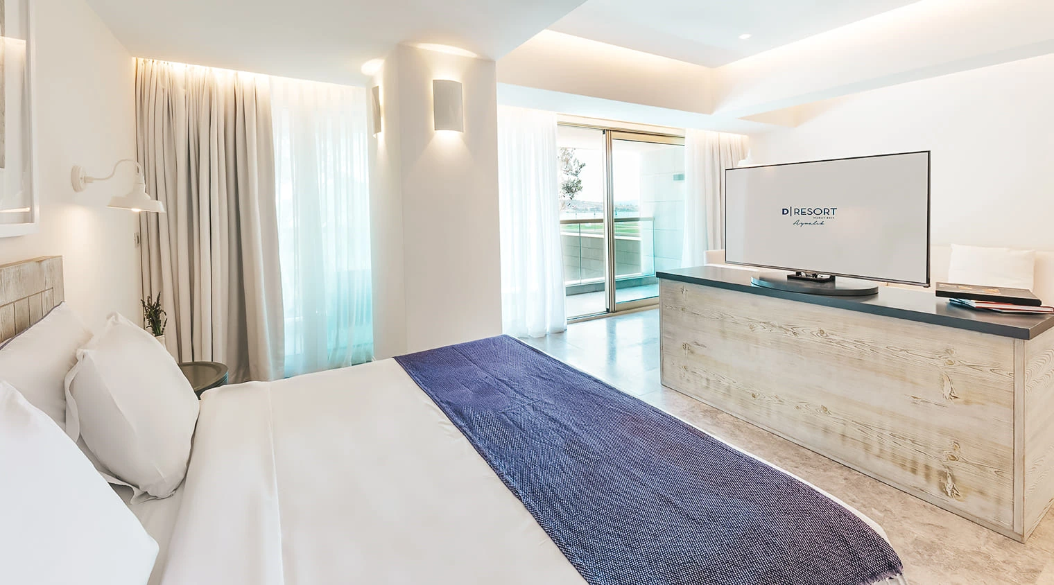 D Resort Ayvalık Deluxe Oda yatak odası ve konforlu düzeni
